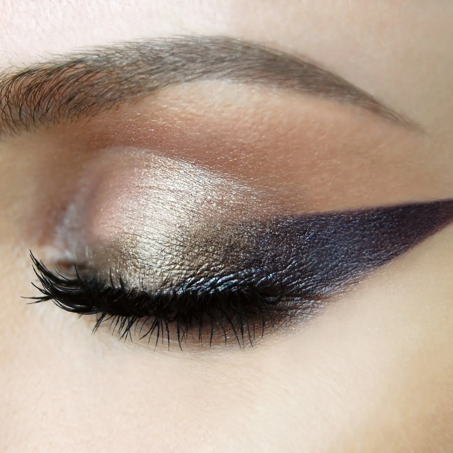 Ash and Ember Eye Soot: Serpent de Mer